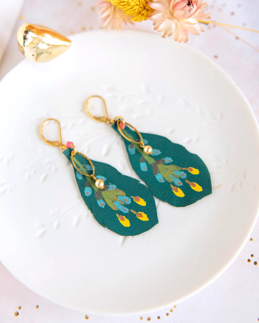 Boucles d'oreilles plumes cuir vert peintes à la main "Le Fantôme de la Forêt"