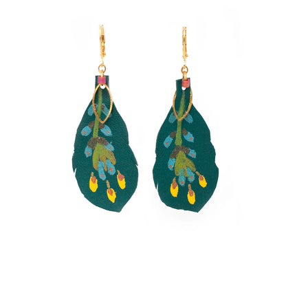 Boucles d'oreilles plumes cuir vert peintes à la main "Le Fantôme de la Forêt"