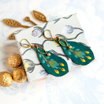 Boucles d'oreilles plumes cuir vert peintes à la main "Le Fantôme de la Forêt"