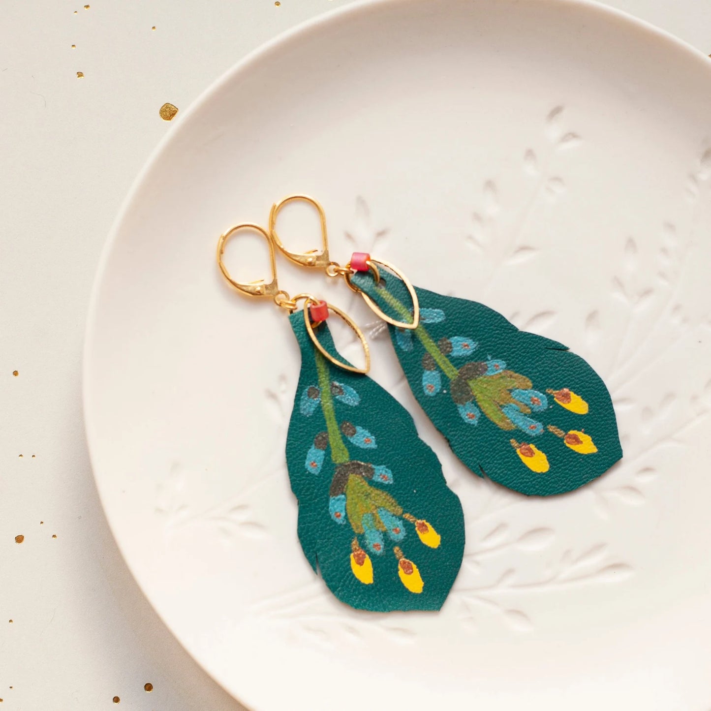 Boucles d'oreilles plumes cuir vert peintes à la main "Le Fantôme de la Forêt"