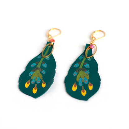 Boucles d'oreilles plumes cuir vert peintes à la main "Le Fantôme de la Forêt"