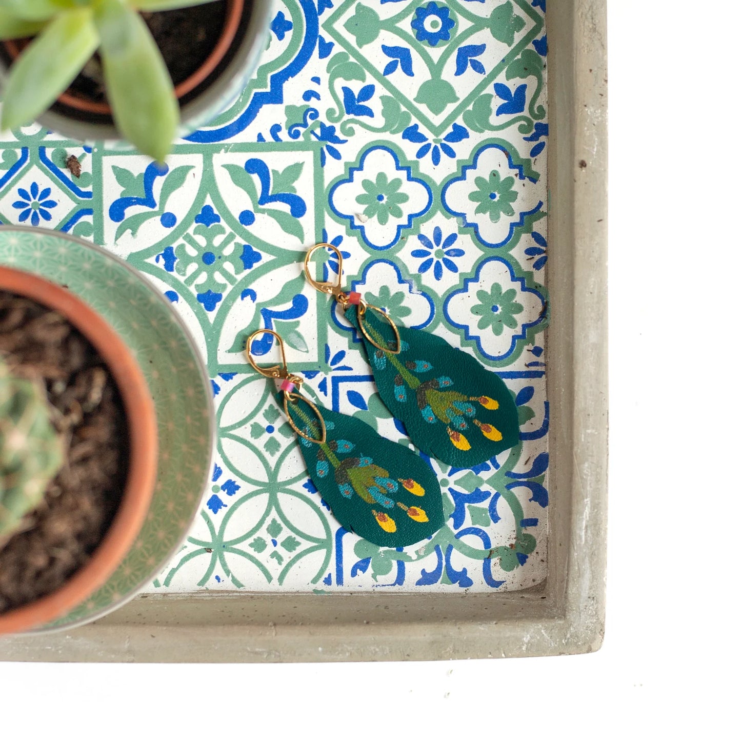 Boucles d'oreilles plumes cuir vert peintes à la main "Le Fantôme de la Forêt"