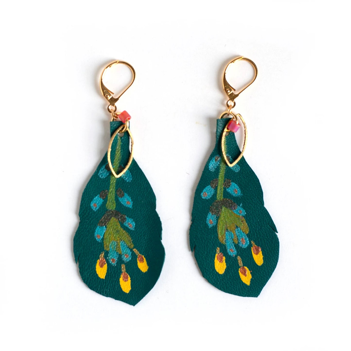 Boucles d'oreilles plumes cuir vert peintes à la main "Le Fantôme de la Forêt"