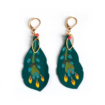 Boucles d'oreilles plumes cuir vert peintes à la main "Le Fantôme de la Forêt"