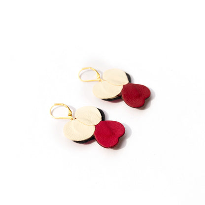 Boucles d’oreilles Pensées - framboise métallisé, carmin, blanc nacré