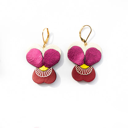 Boucles d’oreilles Pensées - framboise métallisé, carmin, blanc nacré