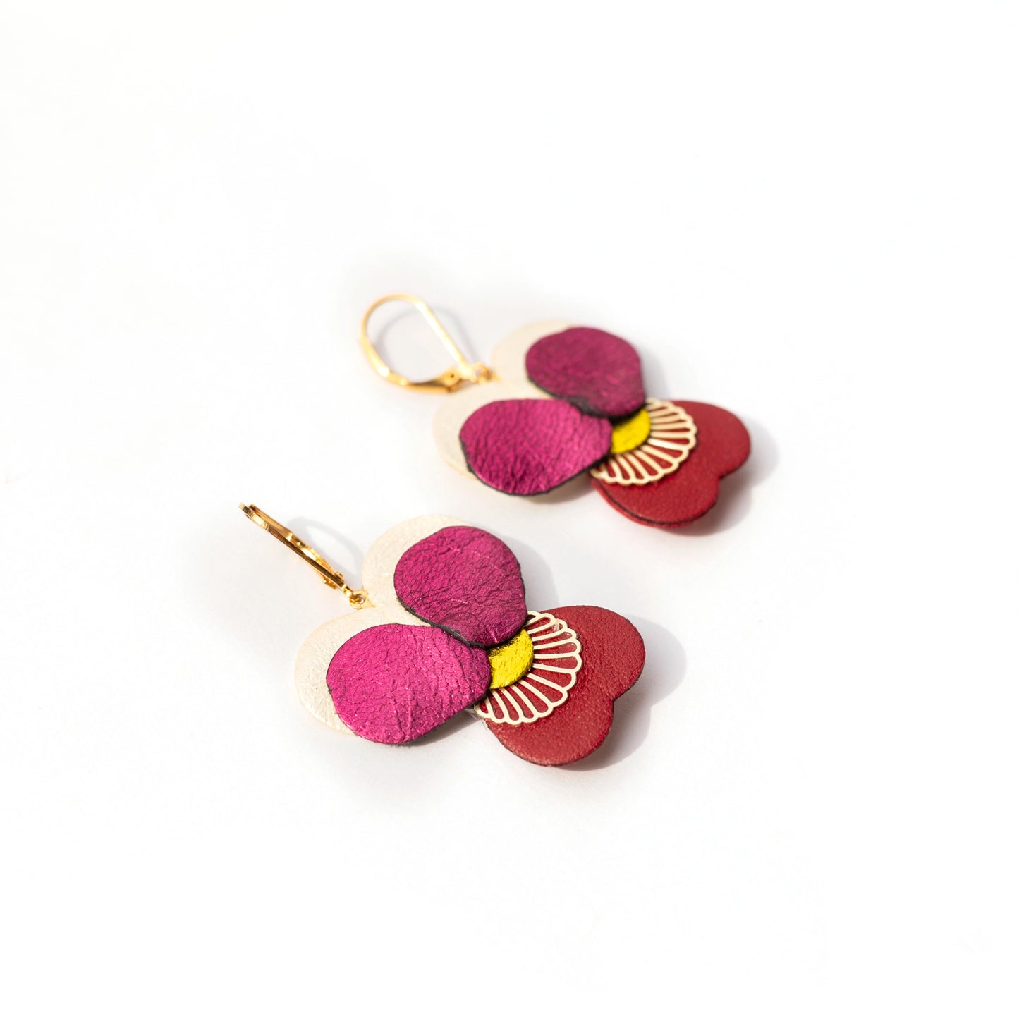 Boucles d’oreilles Pensées - framboise métallisé, carmin, blanc nacré