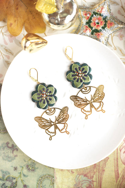 Boucles d'oreilles Fleurs en cuir vert métallisé et pendentifs papillons dorés