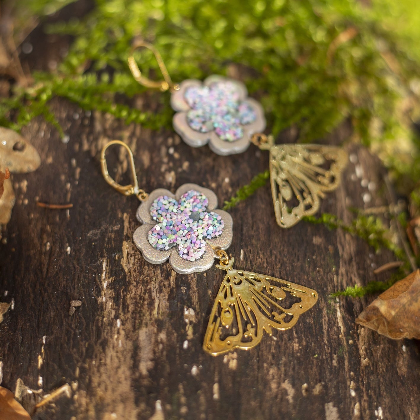 Boucles d'oreilles Fleurs en cuir platine et pendentifs papillons dorés