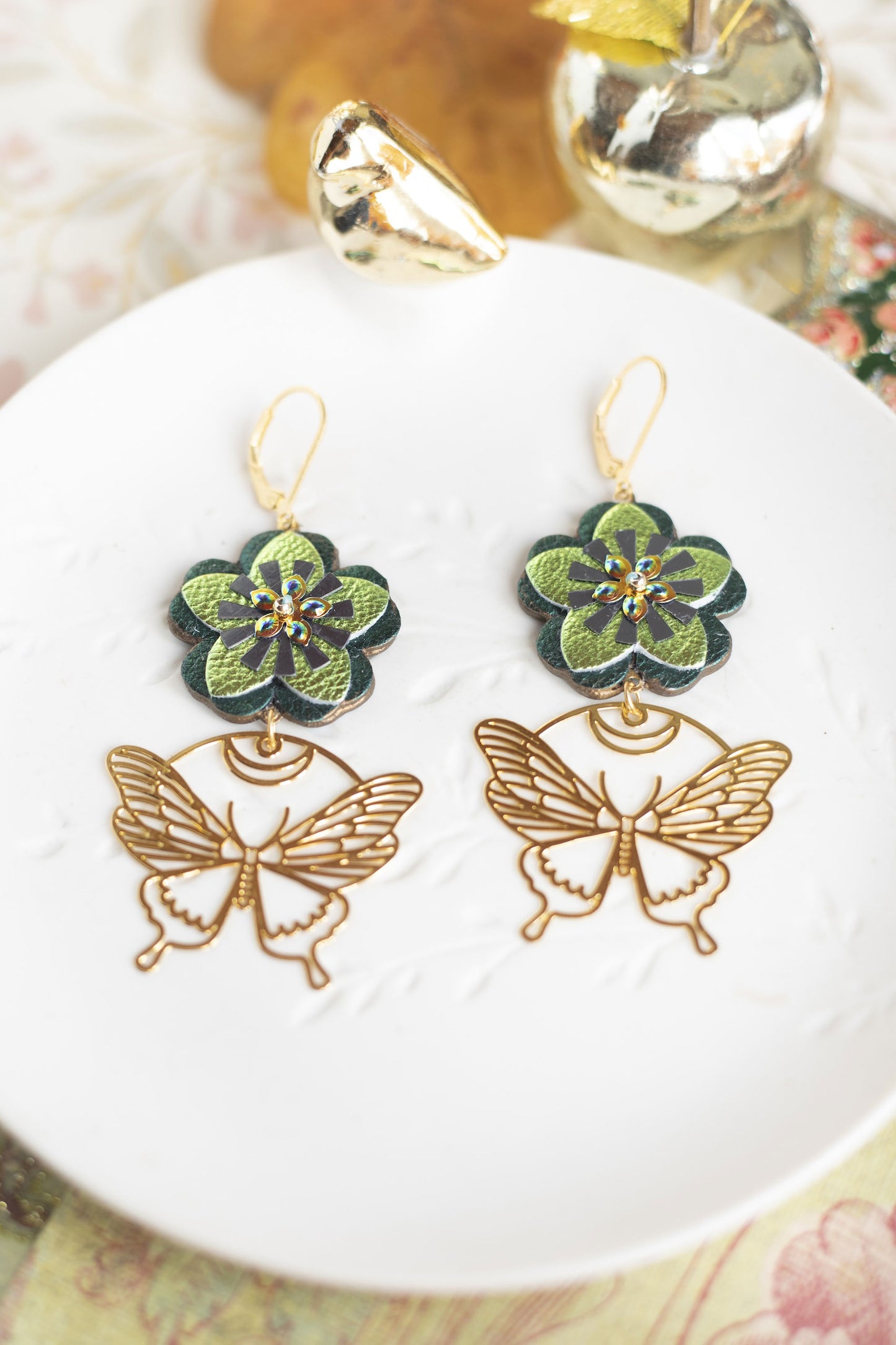 Boucles d'oreilles Fleurs en cuir vert métallisé et pendentifs papillons dorés