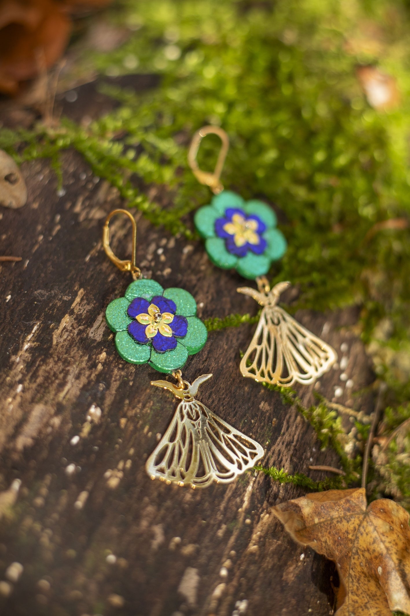 Boucles d'oreilles Fleurs en cuir vert violet et pendentifs papillons dorés