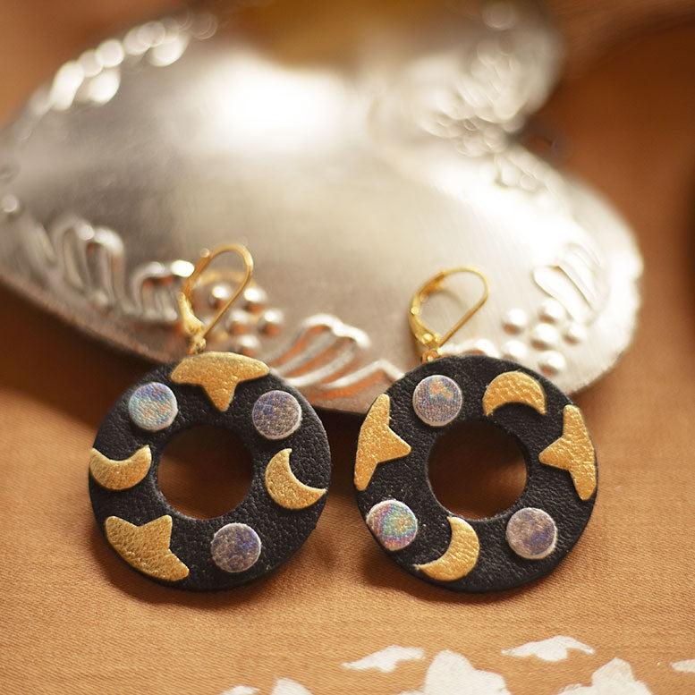 Boucles d'oreilles Cosmogonie cuir noir et doré