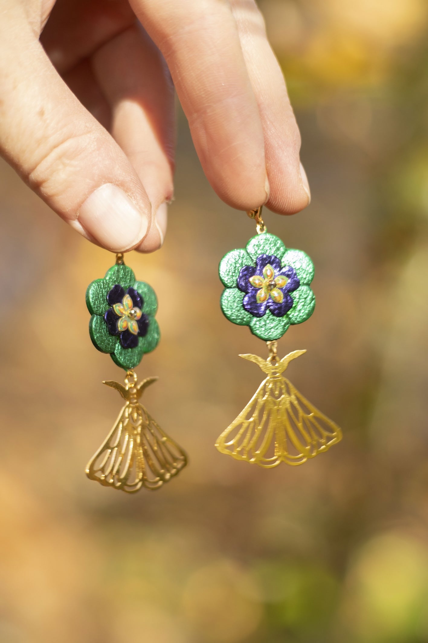 Boucles d'oreilles Fleurs en cuir vert violet et pendentifs papillons dorés