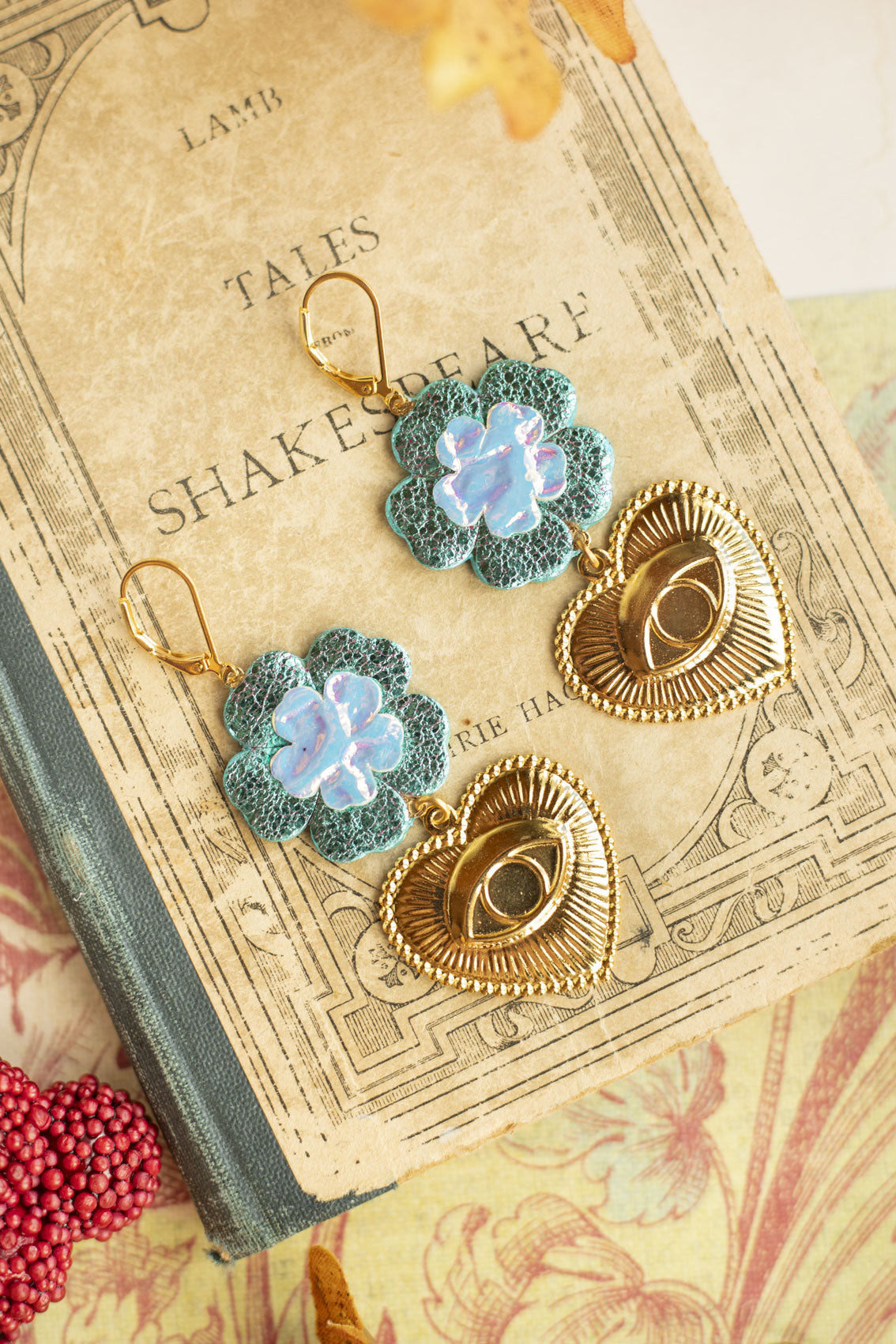 Boucles d'oreilles Fleurs en cuir turquoise holographique et coeurs dorés