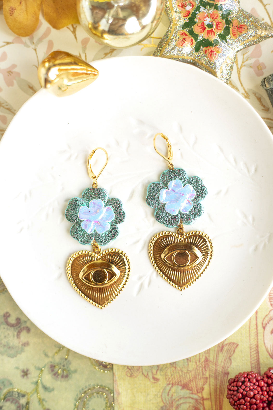 Boucles d'oreilles Fleurs en cuir turquoise holographique et coeurs dorés