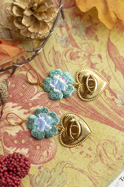 Boucles d'oreilles Fleurs en cuir turquoise holographique et coeurs dorés