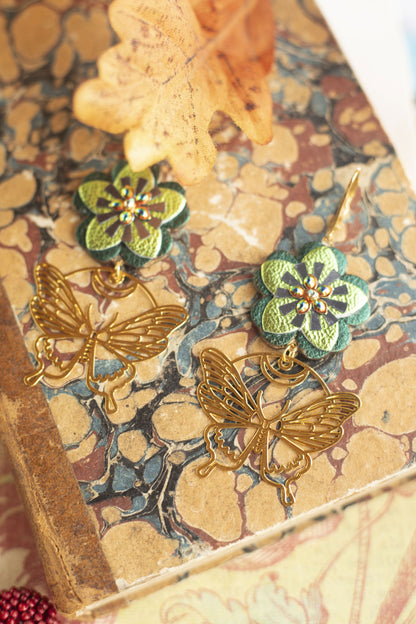 Boucles d'oreilles Fleurs en cuir vert métallisé et pendentifs papillons dorés