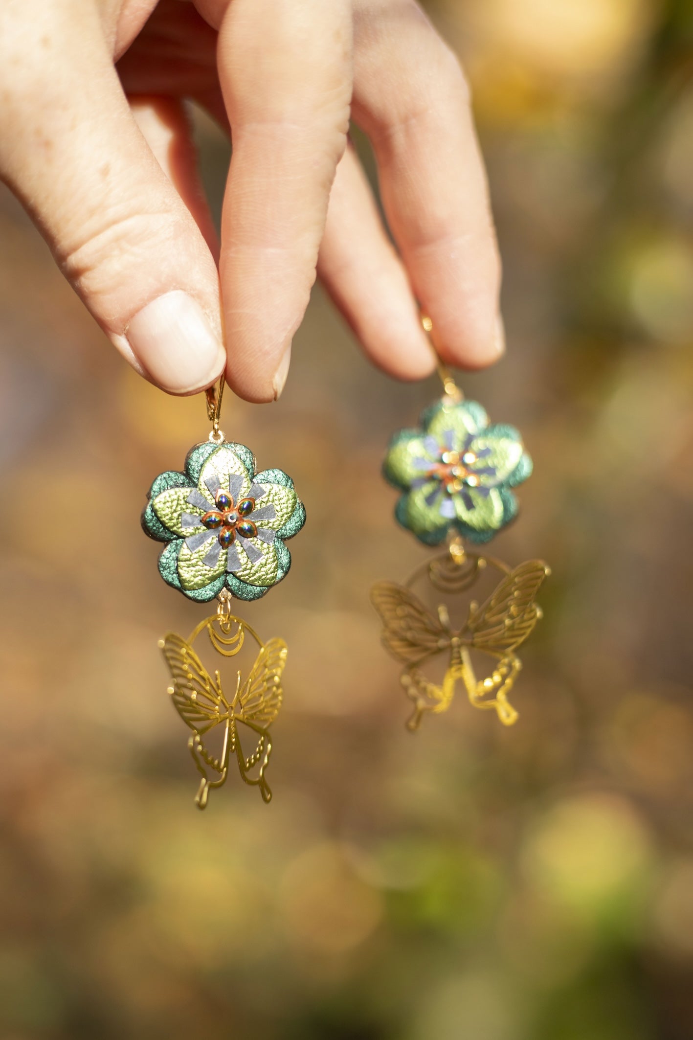 Boucles d'oreilles Fleurs en cuir vert métallisé et pendentifs papillons dorés