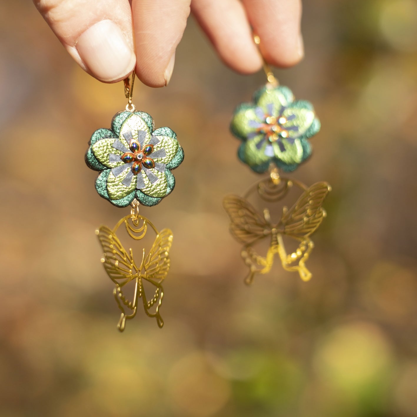 Boucles d'oreilles Fleurs en cuir vert métallisé et pendentifs papillons dorés