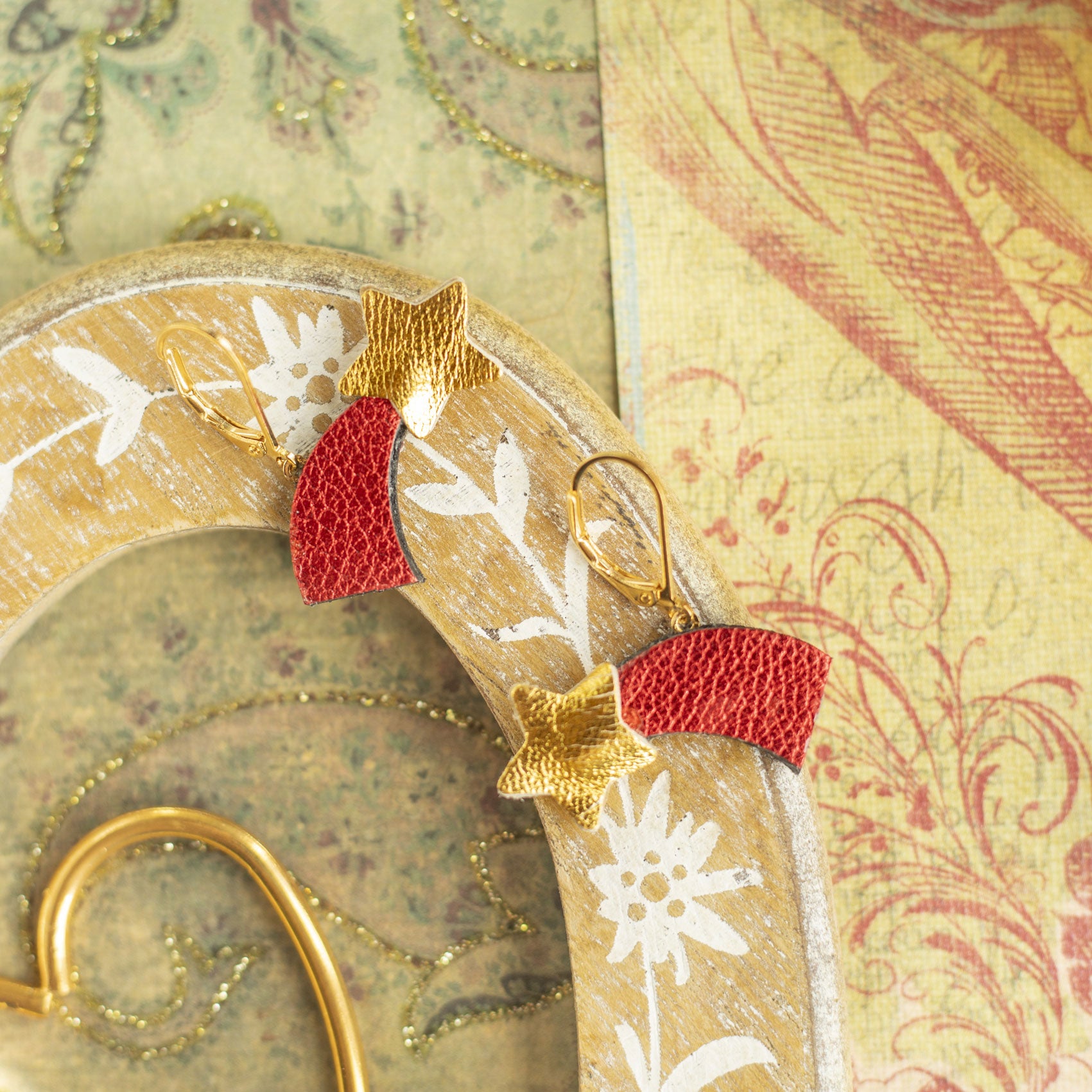 Boucles d'oreilles étoiles filantes rouge métallisé et doré