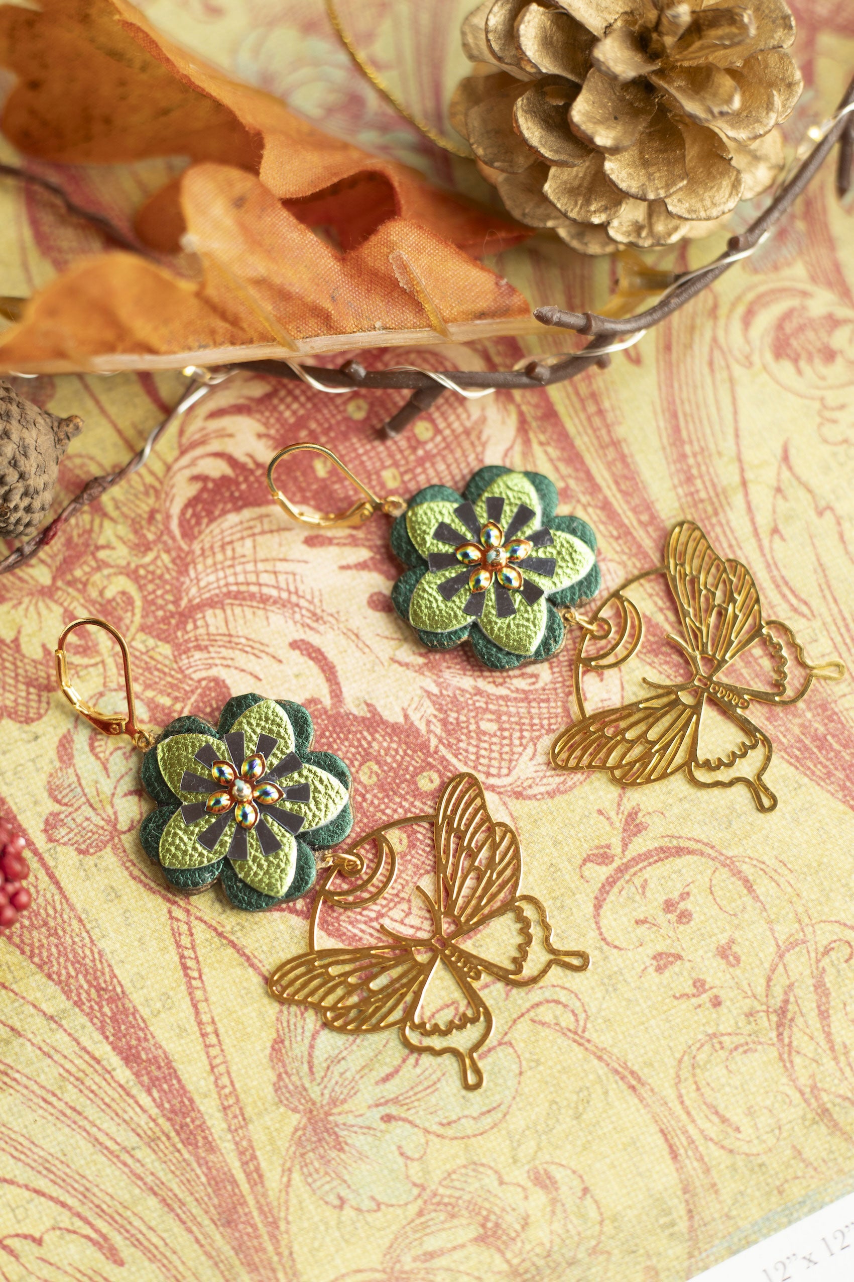 Boucles d'oreilles Fleurs en cuir vert métallisé et pendentifs papillons dorés