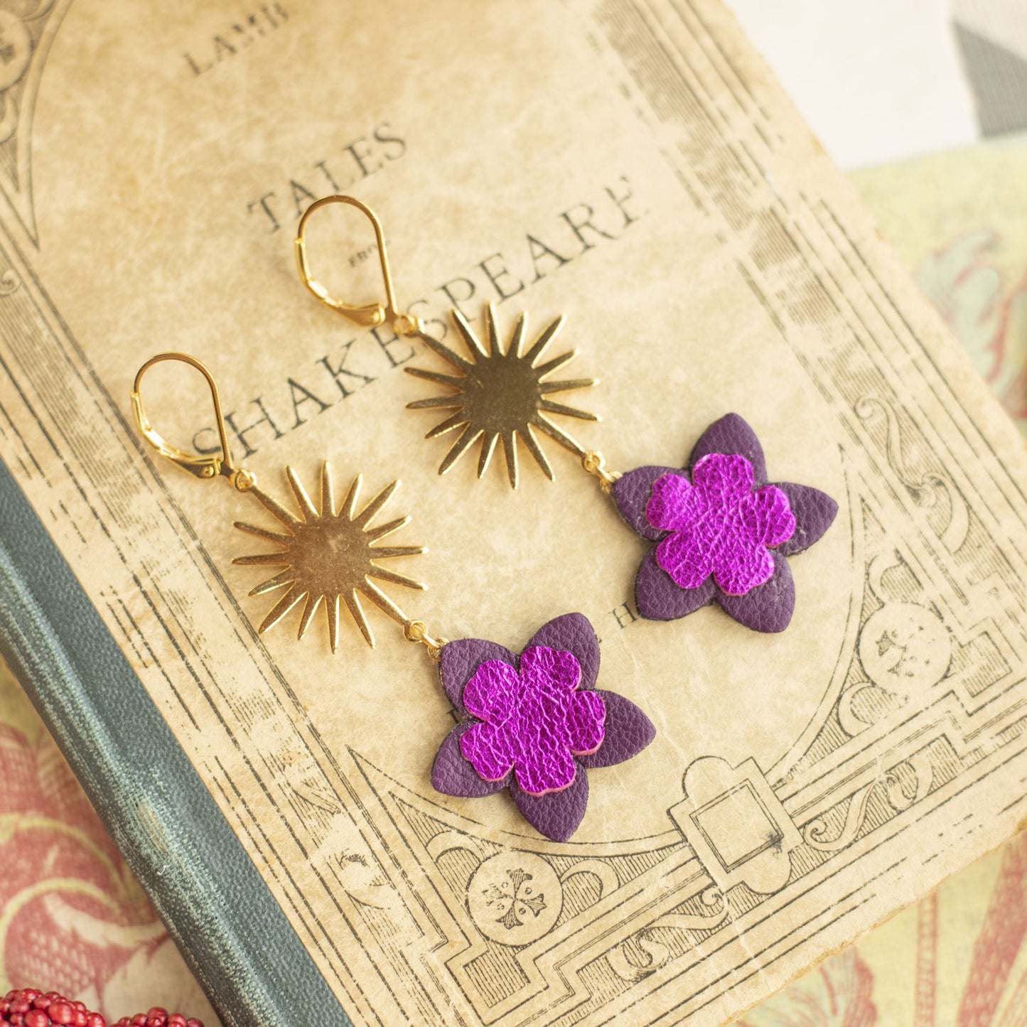 Boucles d'oreilles Fleurs violettes et étoiles dorées