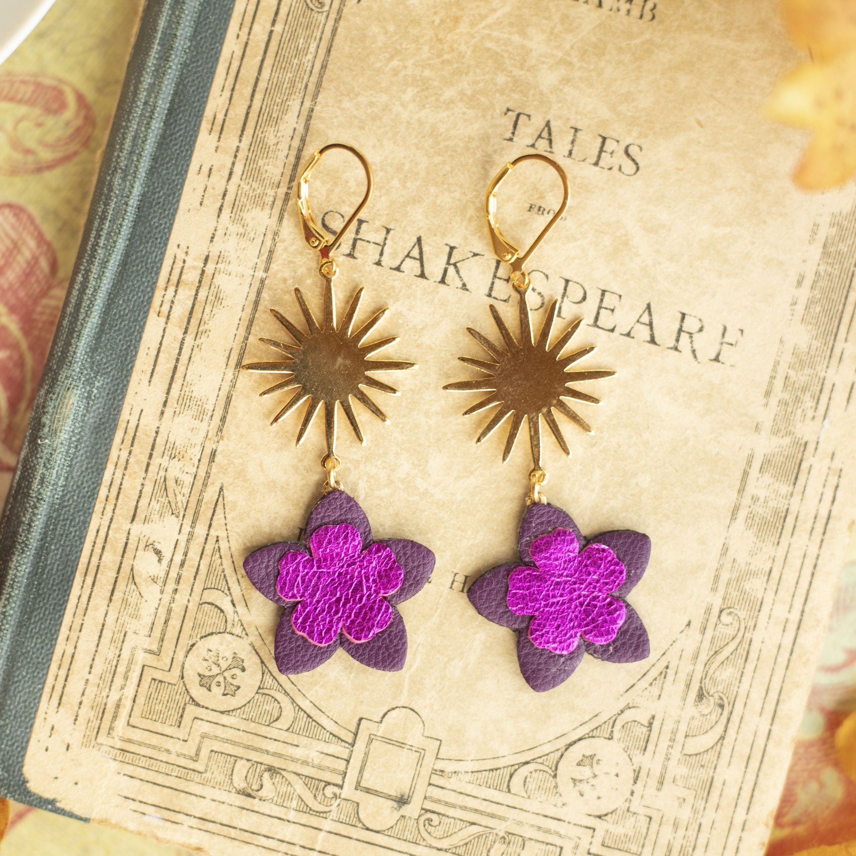 Boucles d'oreilles Fleurs violettes et étoiles dorées