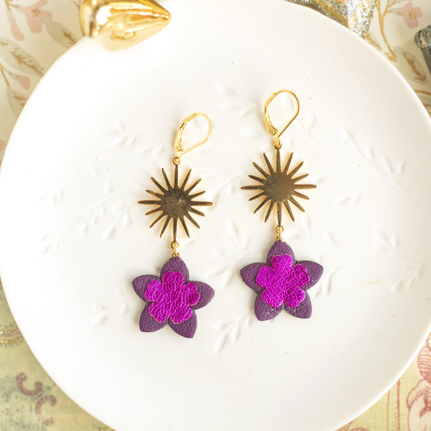 Boucles d'oreilles Fleurs violettes et étoiles dorées