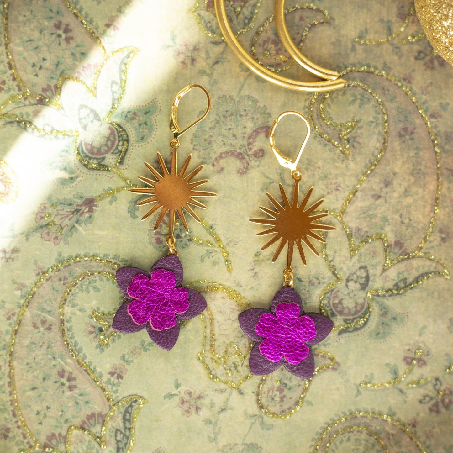 Boucles d'oreilles Fleurs violettes et étoiles dorées