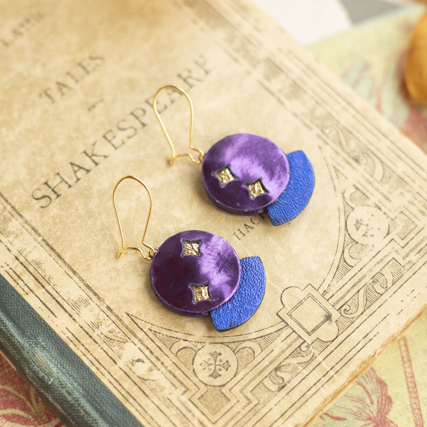 Boucles d'oreilles Boule de Cristal violet petit modèle