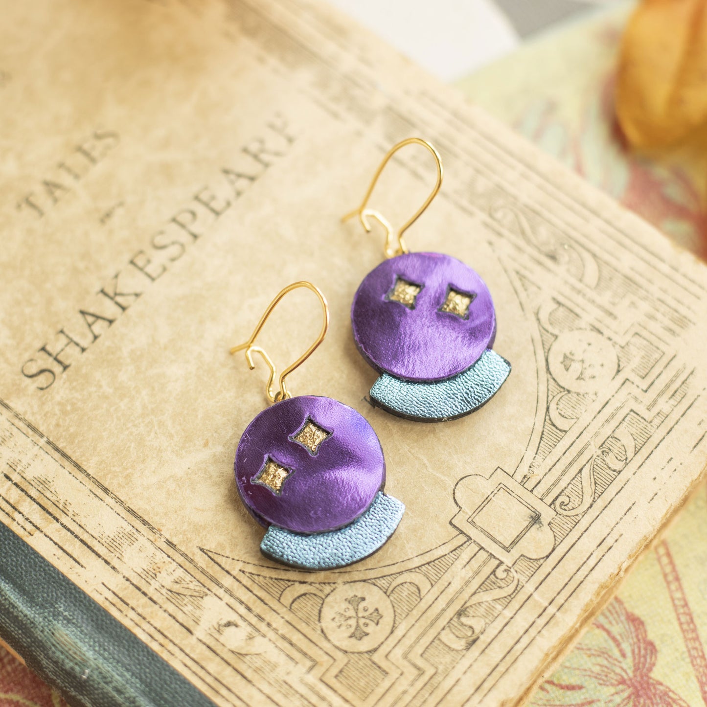 Boucles d'oreilles Boule de Cristal violet et bleu petit modèle