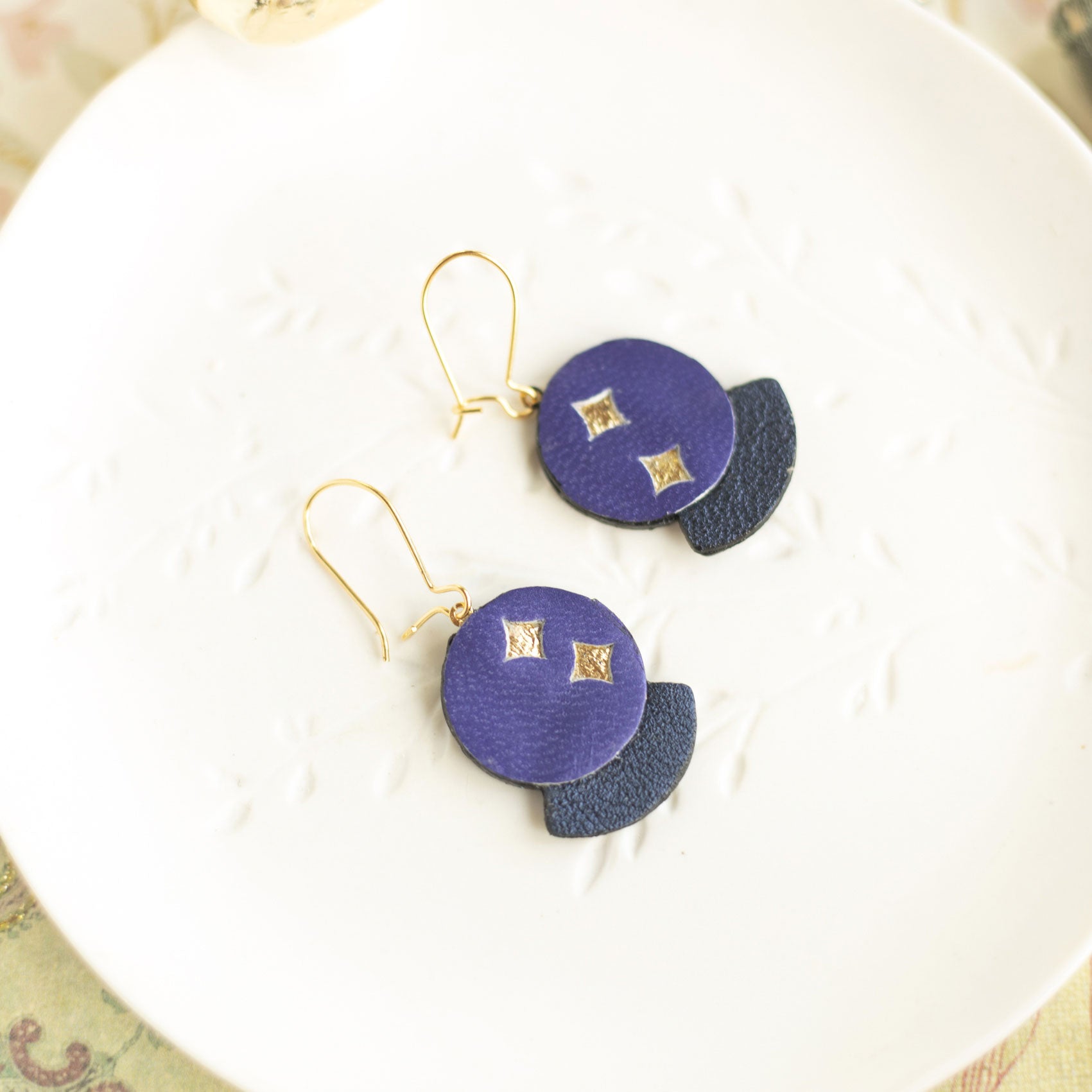 Boucles d'oreilles Boule de Cristal cuir violet petit modèle