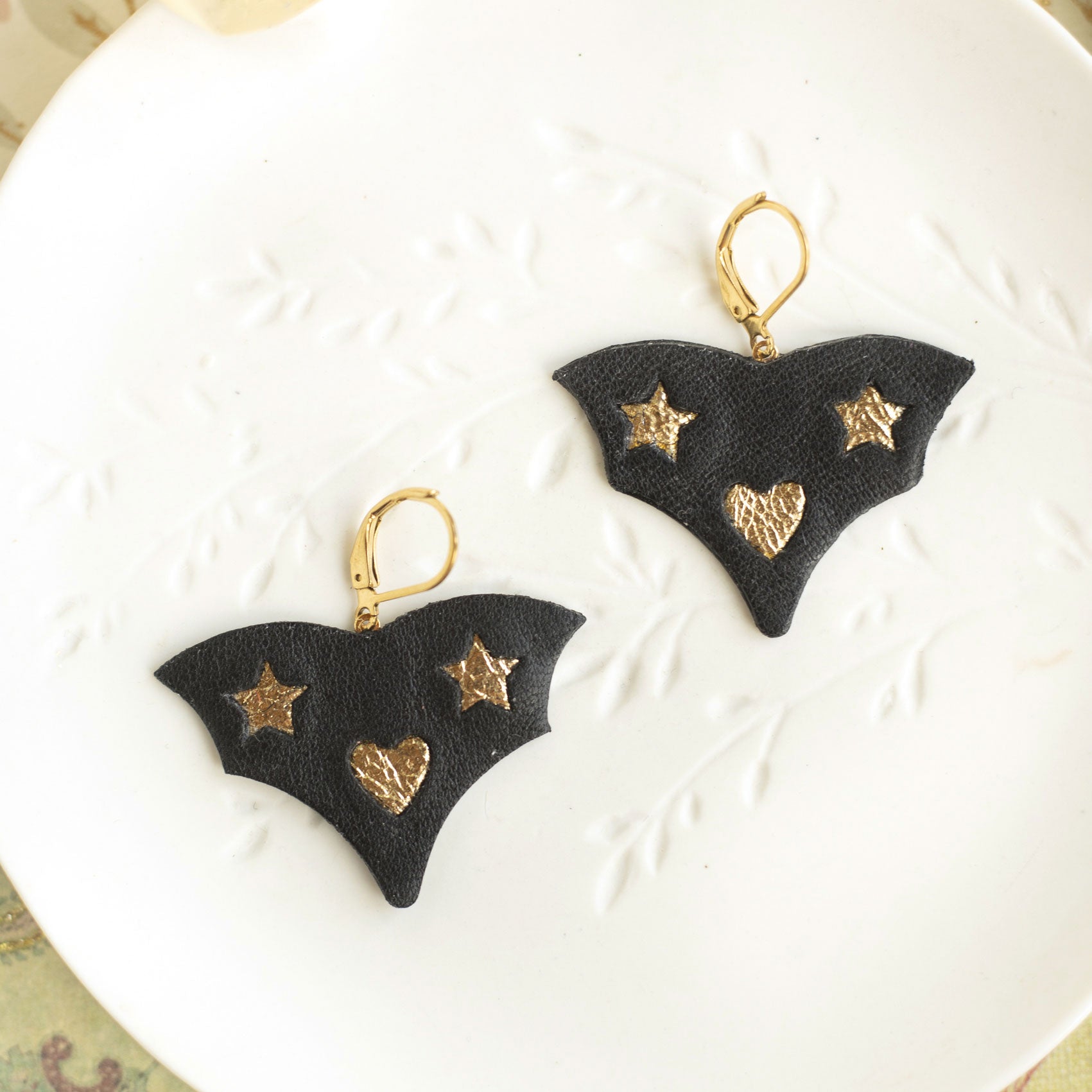 Boucles d'oreilles Chauve-Souris en cuir noir et coeurs