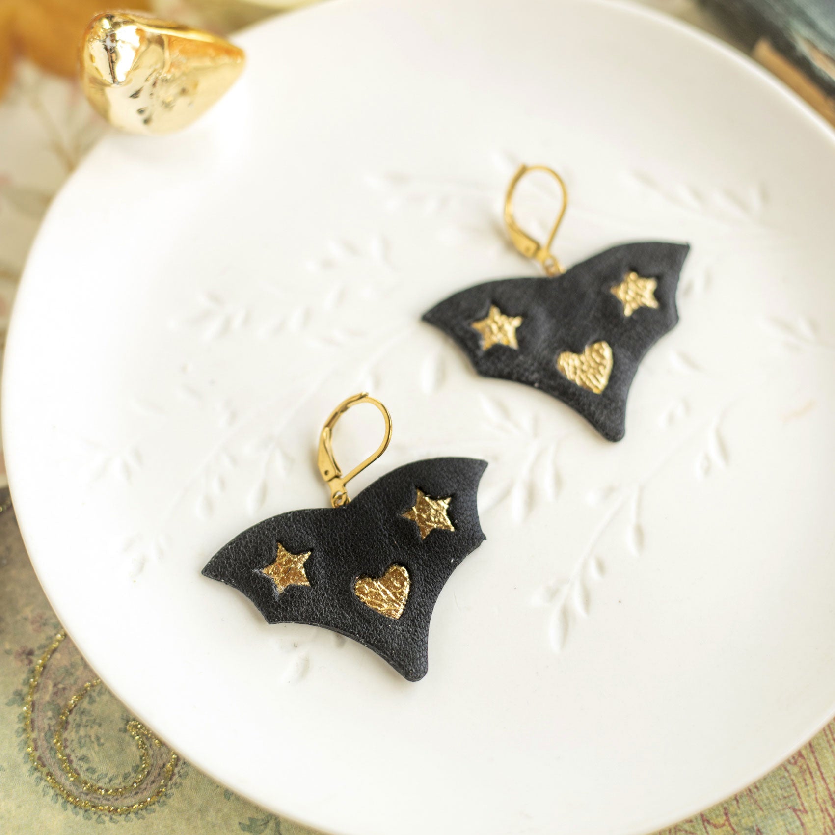 Boucles d'oreilles Chauve-Souris en cuir noir et coeurs