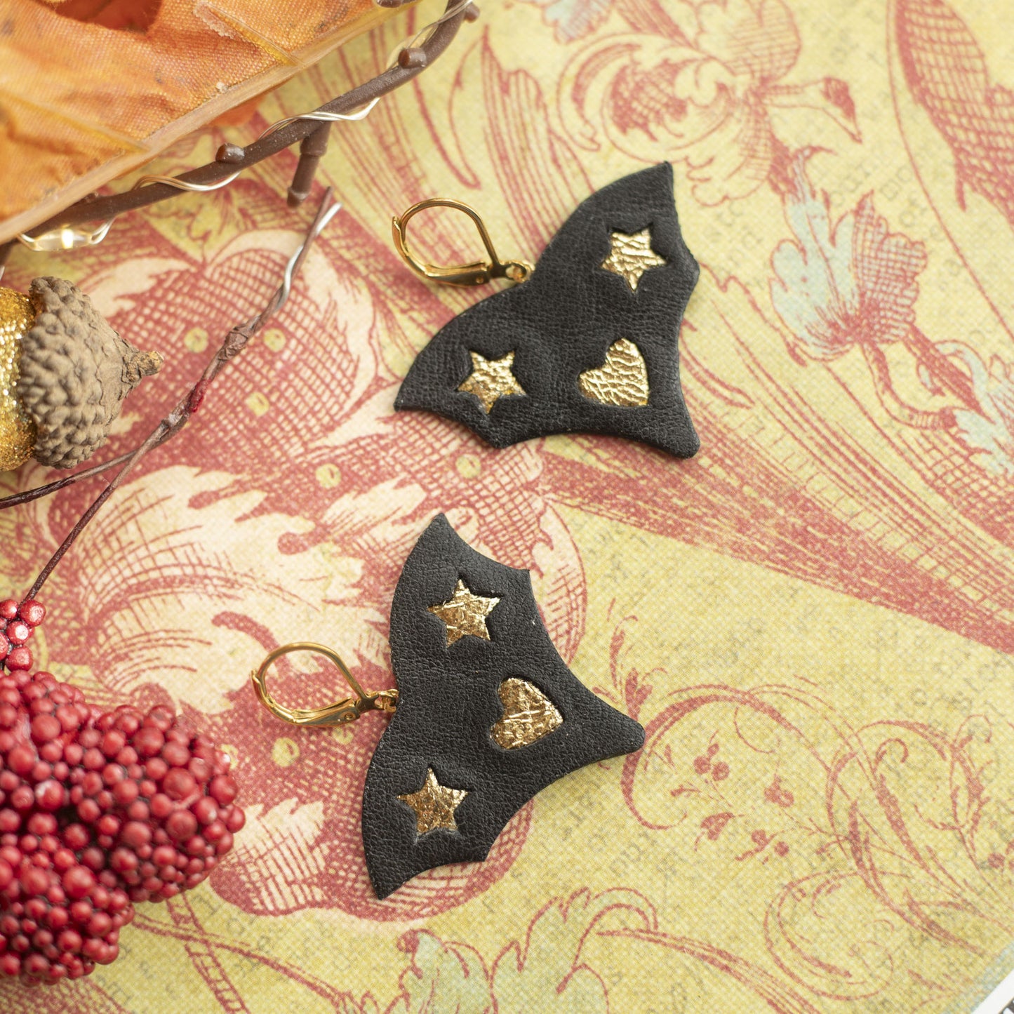 Boucles d'oreilles Chauve-Souris en cuir noir et coeurs