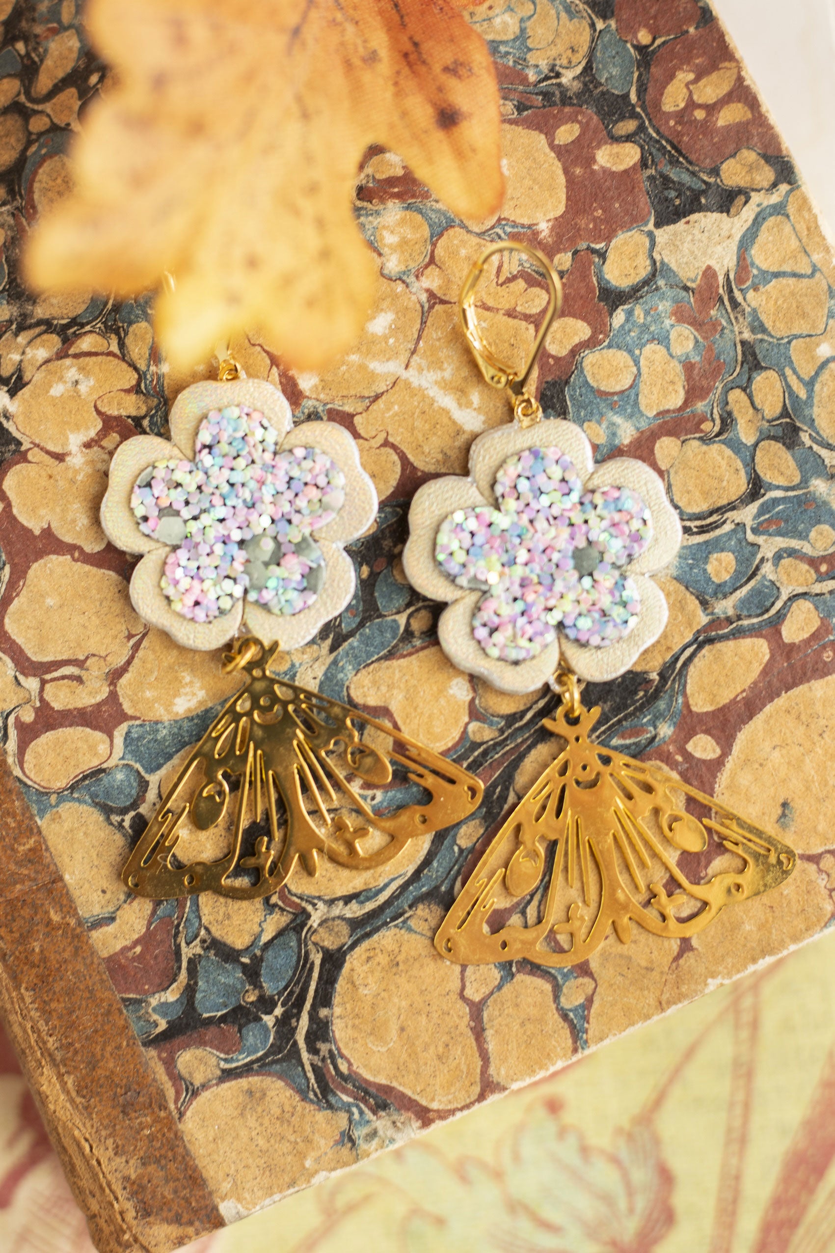 Boucles d'oreilles Fleurs en cuir platine et pendentifs papillons dorés