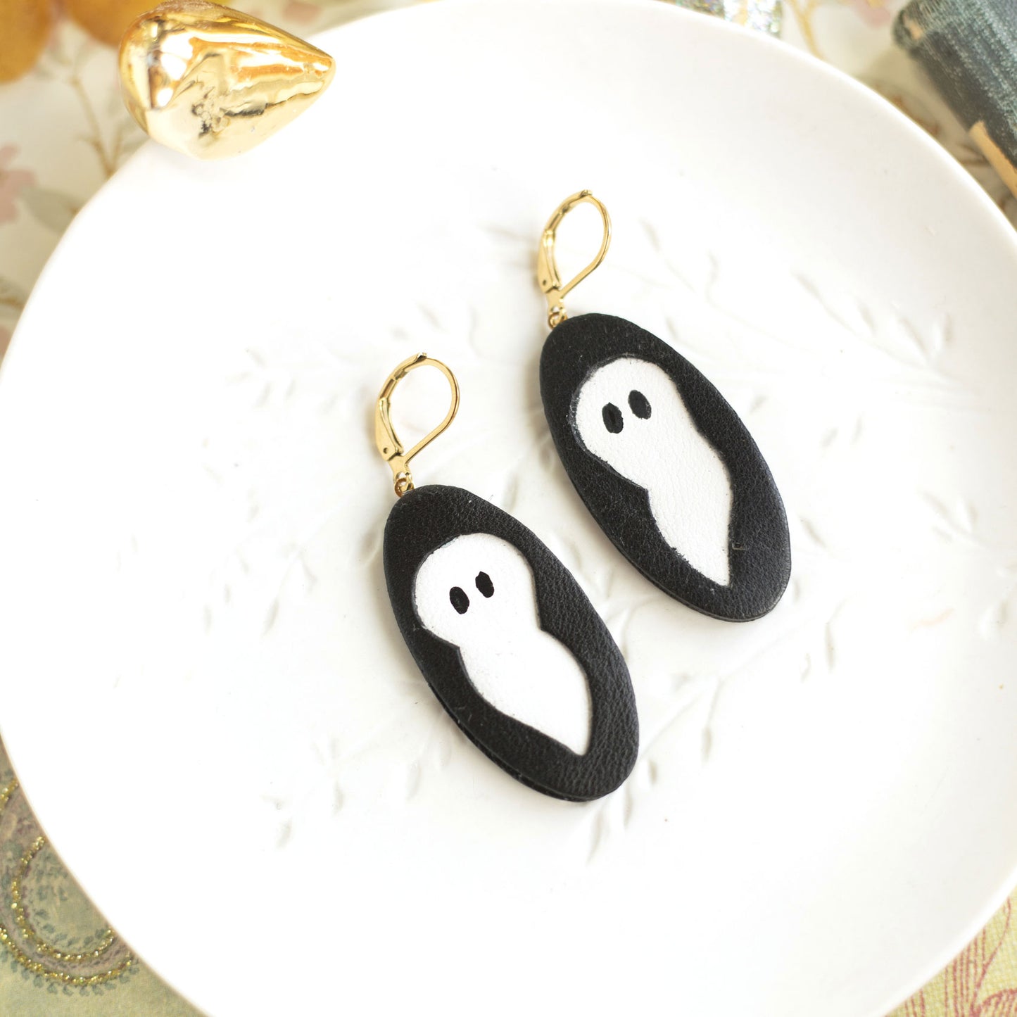 Boucles d'oreilles Fantômes cuir noir et blanc