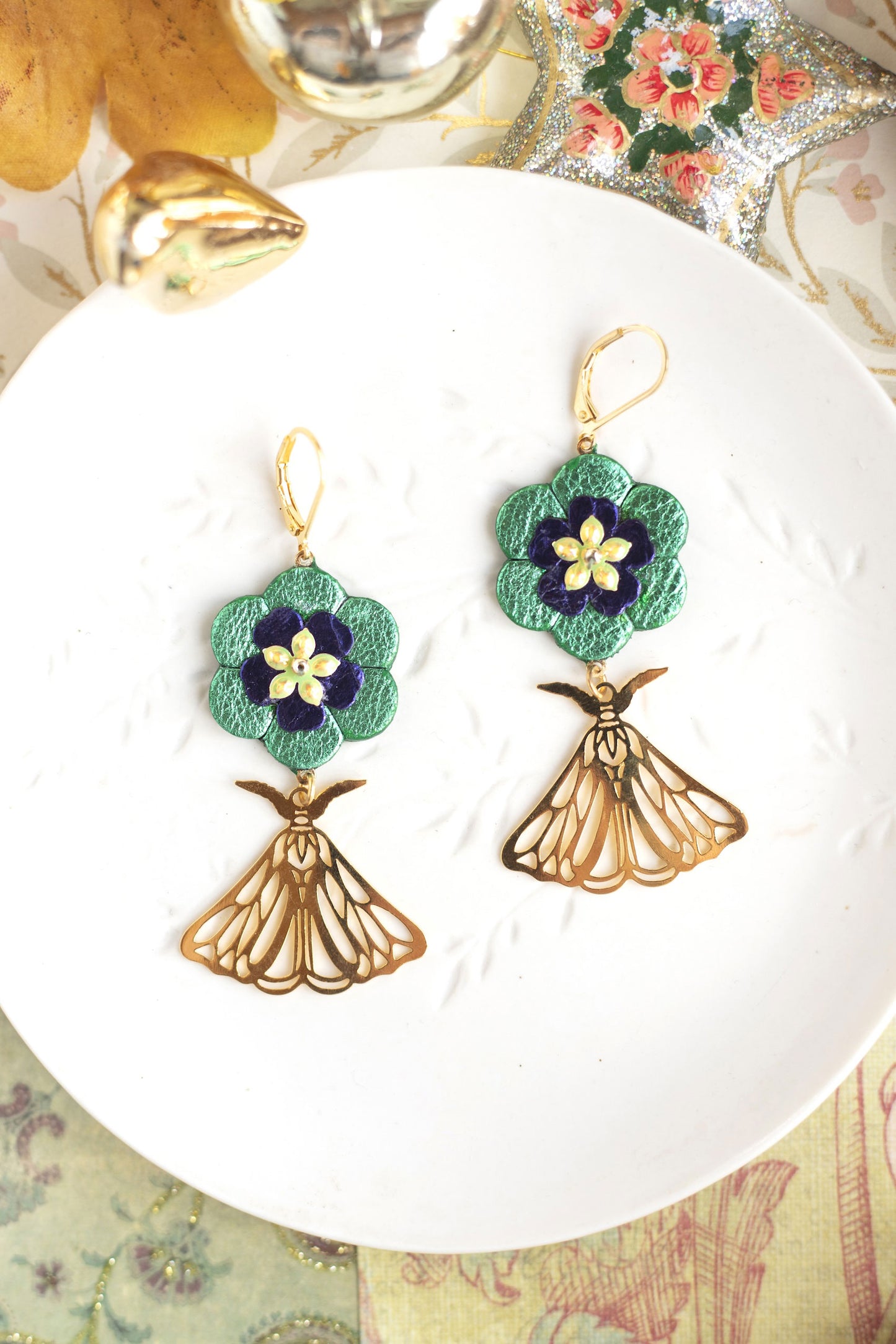 Boucles d'oreilles Fleurs en cuir vert violet et pendentifs papillons dorés