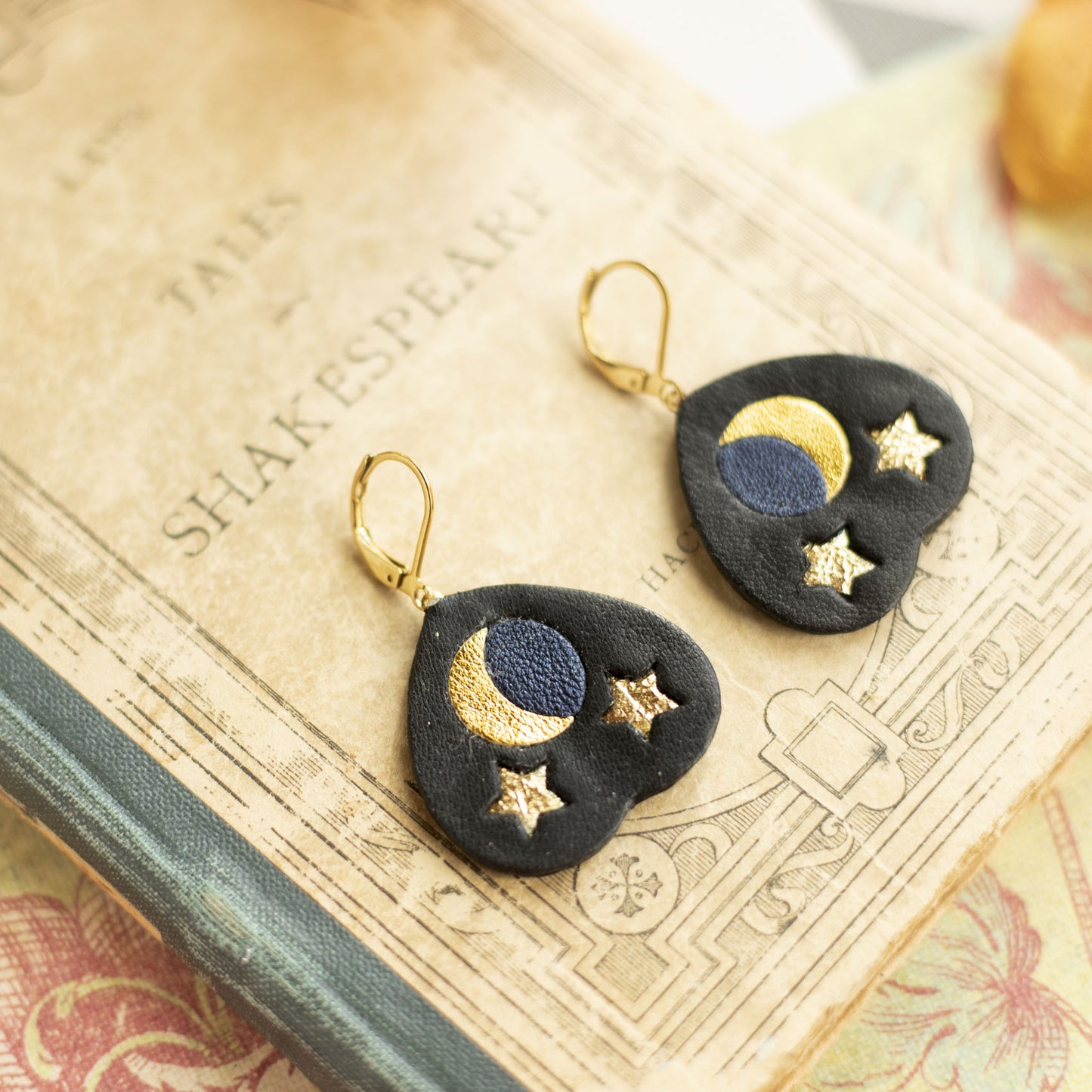 Boucles d'oreilles Ouija cuir noir et doré