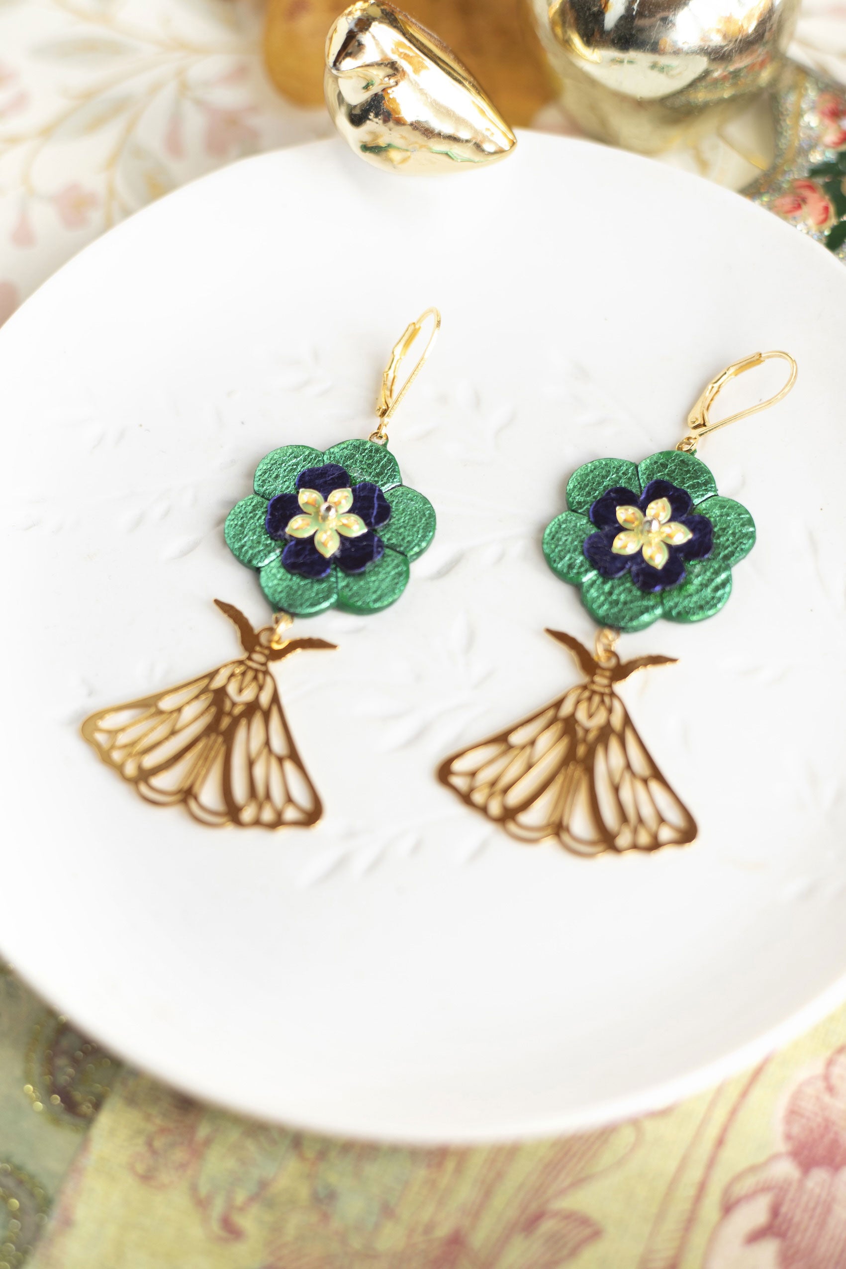 Boucles d'oreilles Fleurs en cuir vert violet et pendentifs papillons dorés