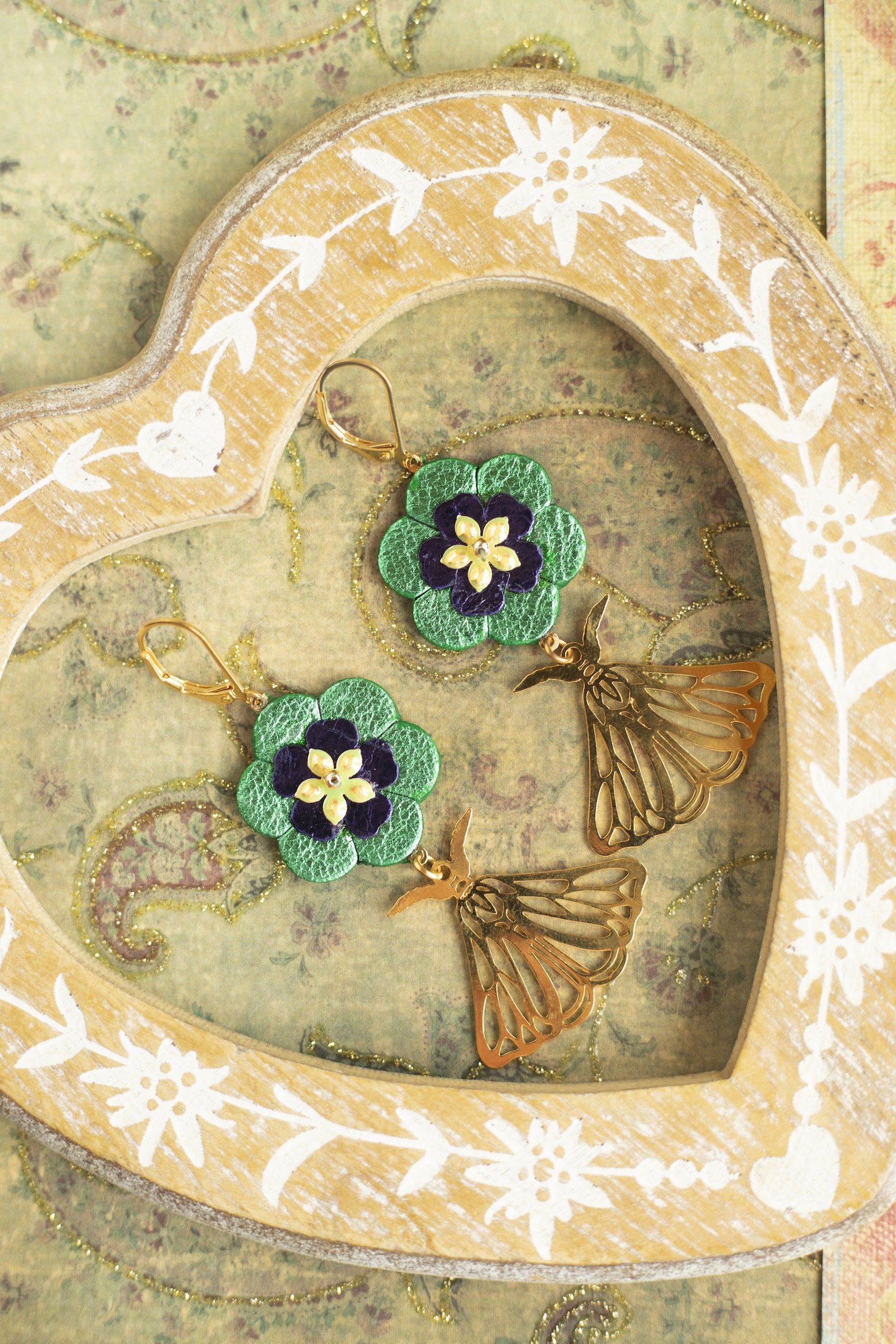 Boucles d'oreilles Fleurs en cuir vert violet et pendentifs papillons dorés