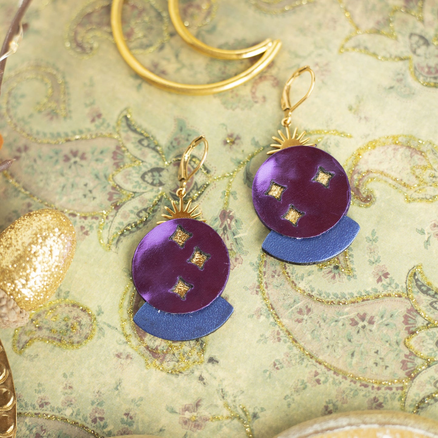 Boucles d'oreilles Boule de Cristal violet