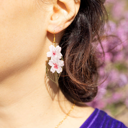 Boucles d'oreilles Sakura roses avec feuilles