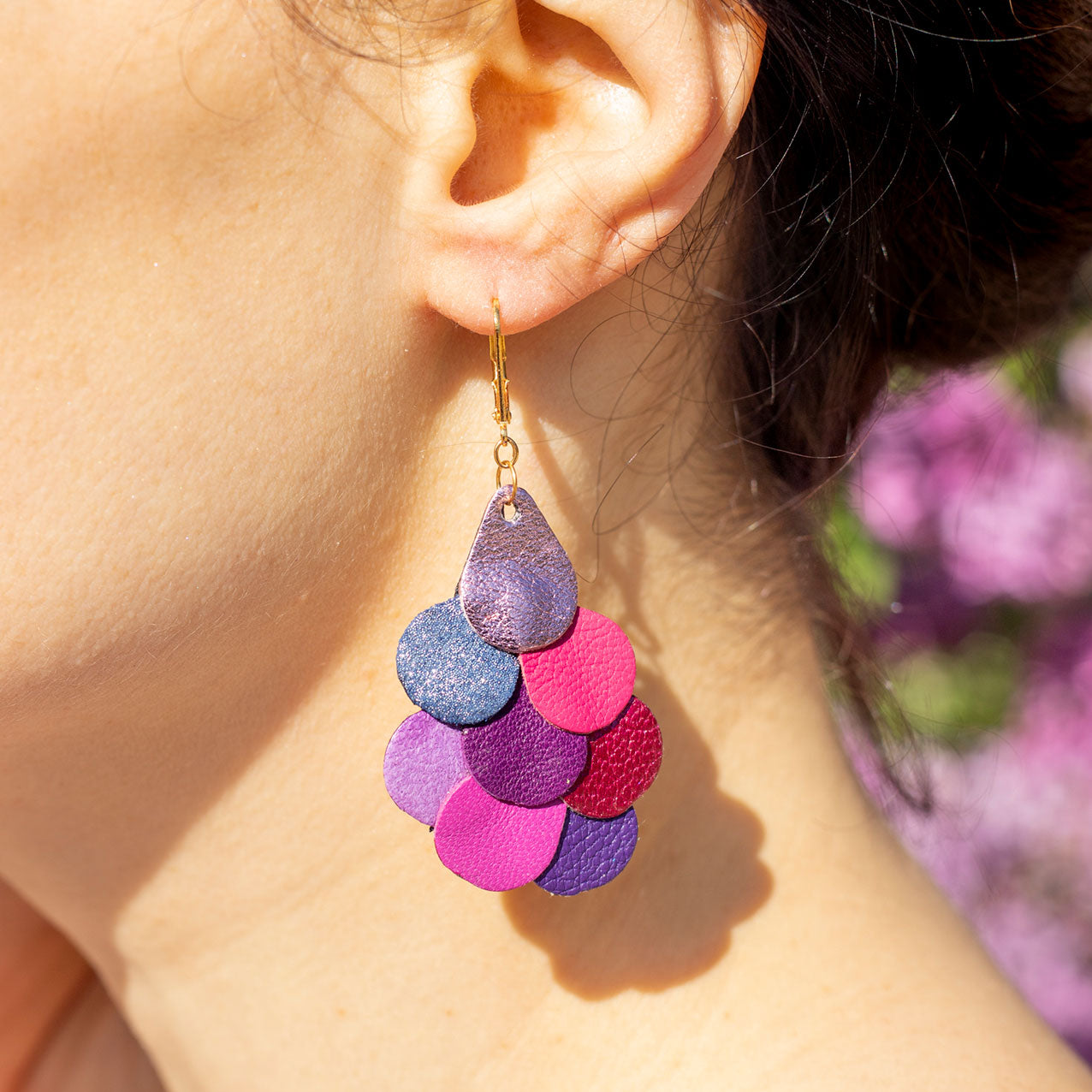 Rosa, lila, fuchsiafarbene Meerjungfrau-Ohrringe aus Leder
