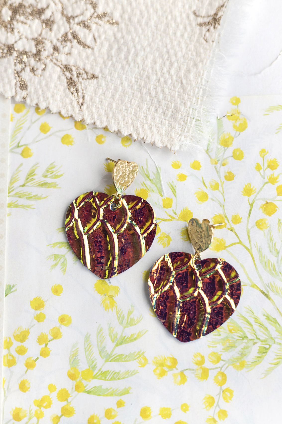 Boucles d'oreilles Coeurs - cuir à écailles holograhiques jaune orangé