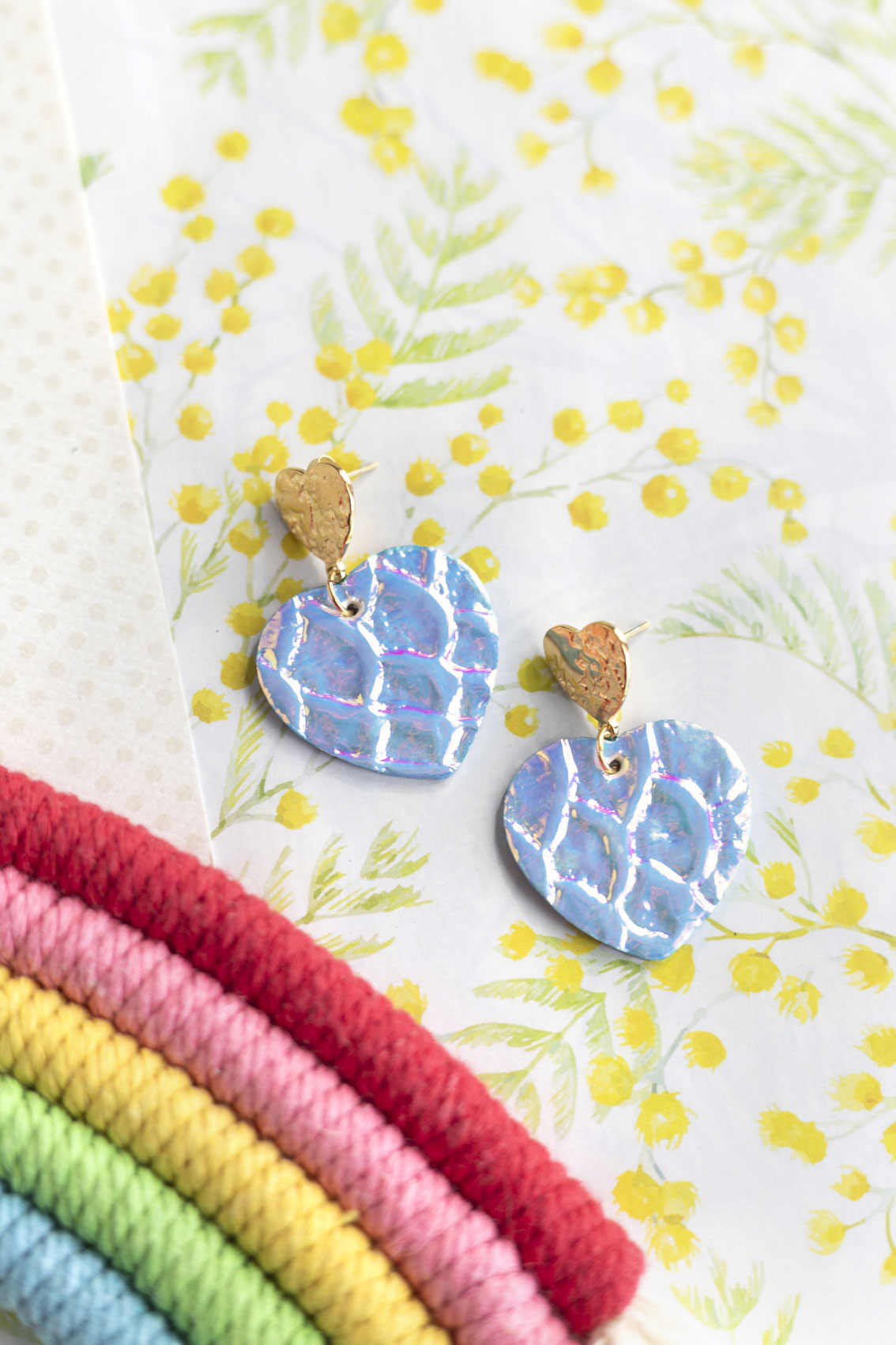 Boucles d'oreilles Coeurs - cuir à écailles holograhiques blanc bleu clair