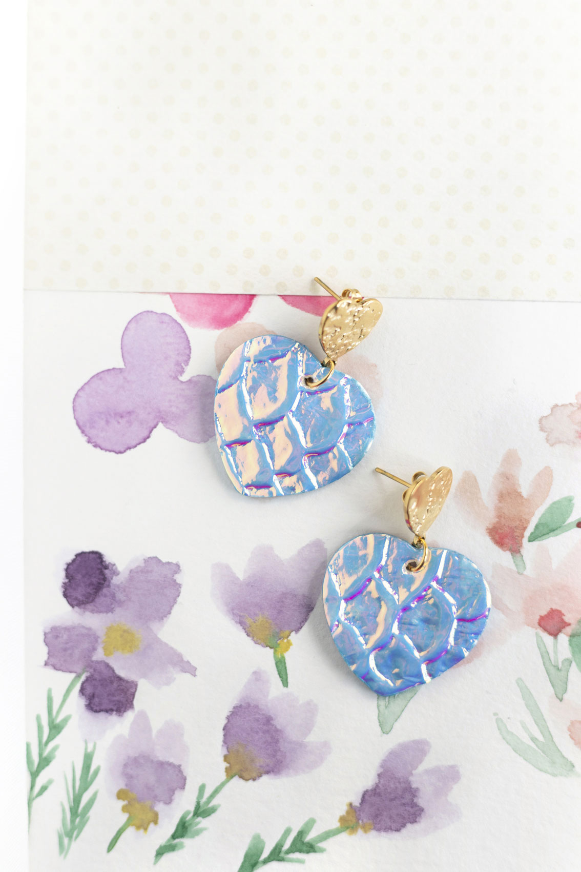 Boucles d'oreilles Coeurs - cuir à écailles holograhiques blanc bleu clair