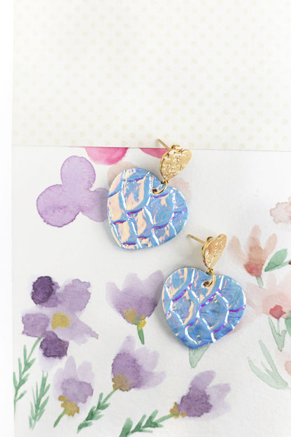 Boucles d'oreilles Coeurs - cuir à écailles holograhiques blanc bleu clair