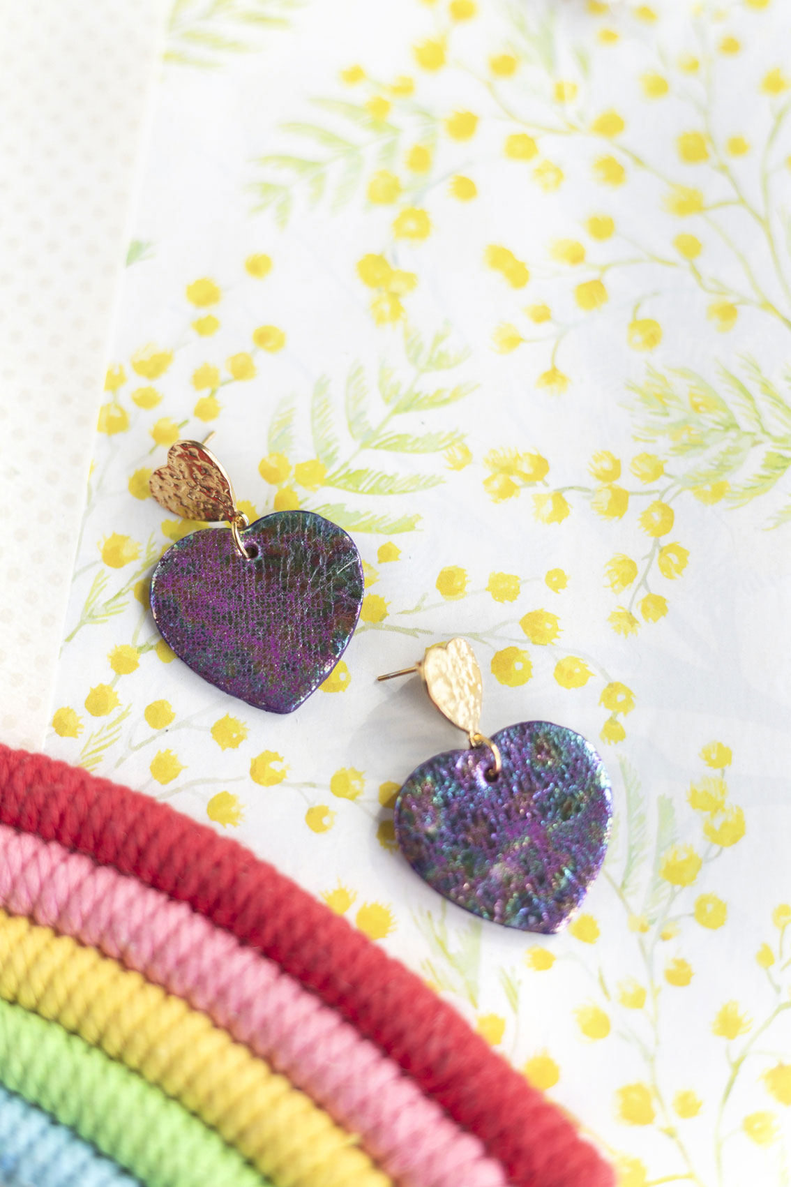 Boucles d'oreilles Coeurs - cuir violet à reflets irisés