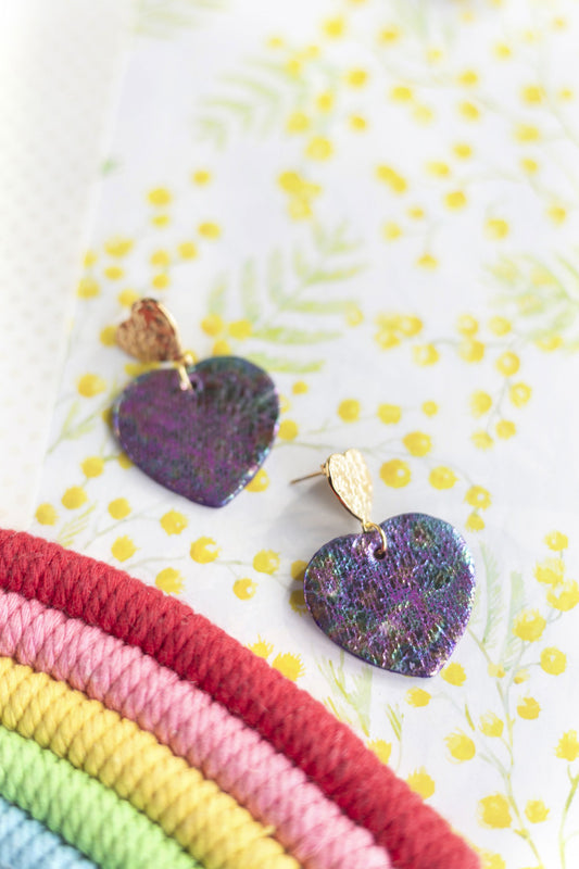 Boucles d'oreilles Coeurs - cuir violet à reflets irisés